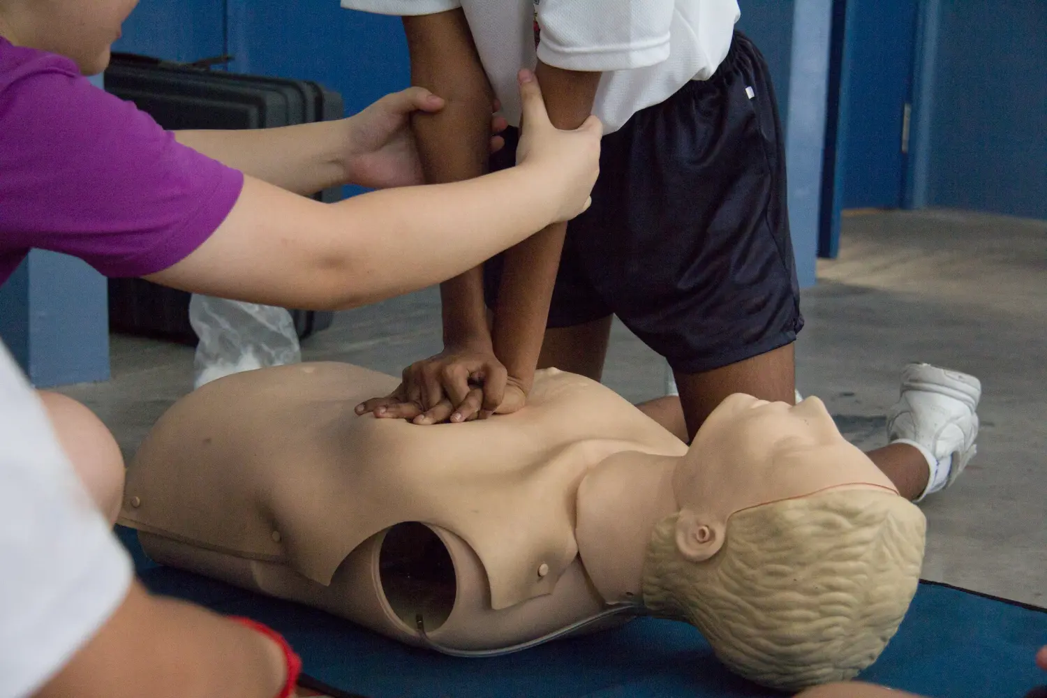 Singapur – 19. August 2016: Erste-Hilfe-Maßnahmen zur Herz-Lungen-Wiederbelebung